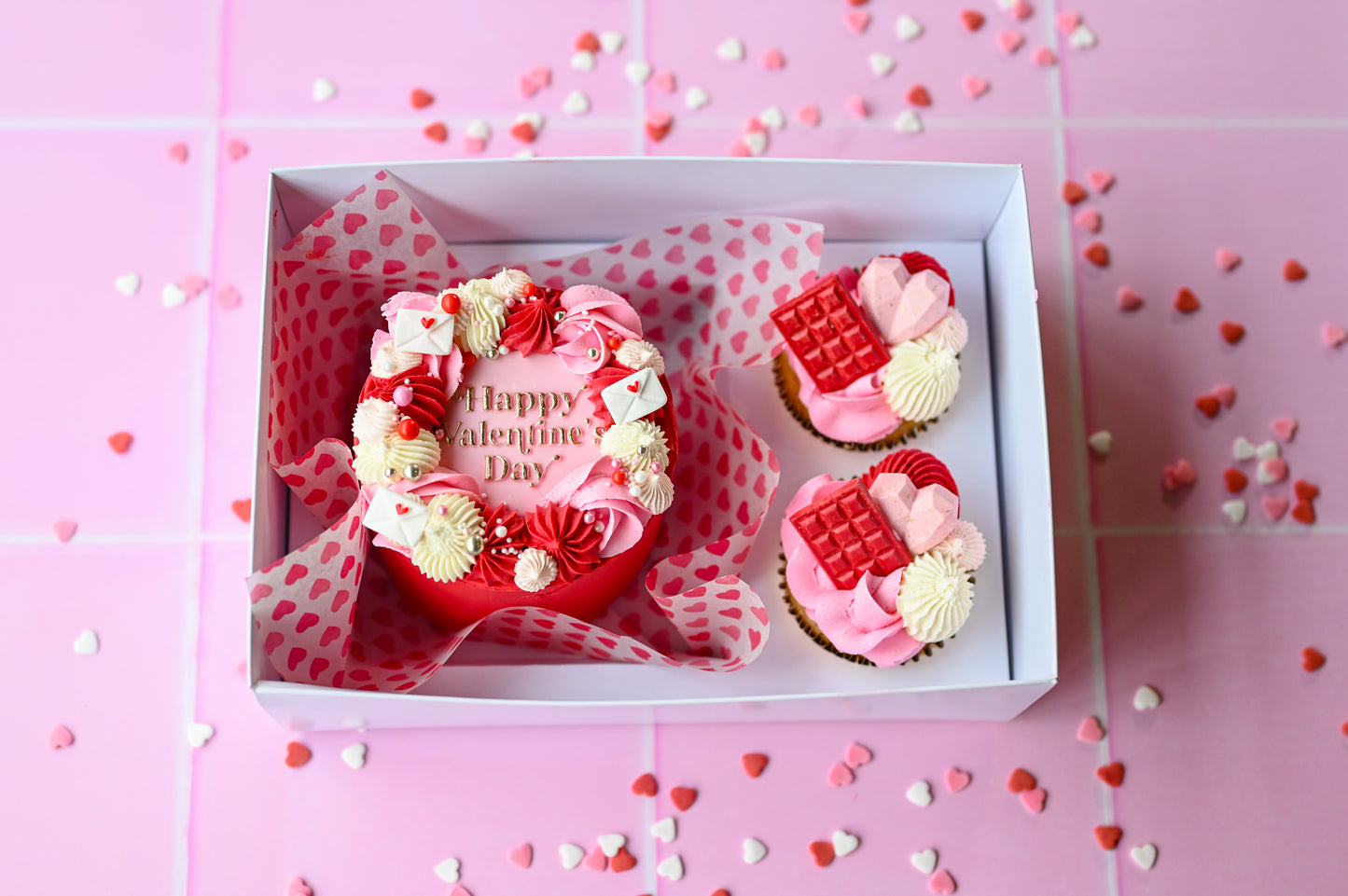 Valentine's Day - Bento Cake with 2 cupcakes